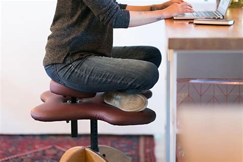 这把椅子的设计是为了让你盘腿而坐更好的姿势和健康 扬科设计 raybet平台 雷竞技苹果下载软件 雷电竞手机app下载