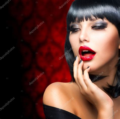 Schöne Brünette Mädchen Portraitmakeup Sinnlich Rote Lippen Stockfotografie Lizenzfreie