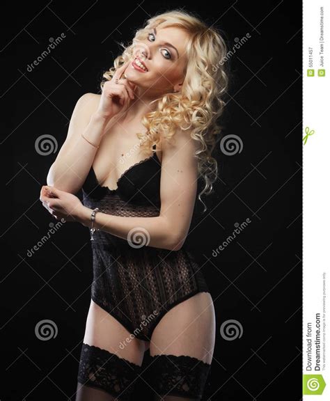 jeune femme blonde sexy dans la lingerie image stock image du émotif ventre 55011457