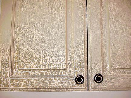 Before making any decisions, figure out what the existing finish is on your cabinet. How to Crackle Paint Kitchen Cabinets - blogspot.com | Για το σπίτι, Ιδέες, Σπίτια
