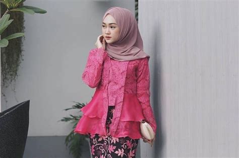 Anggun Pakai 5 Model Kebaya Hijab Brokat Pink And Merah Ini Saat Kondangan Cewekbanget