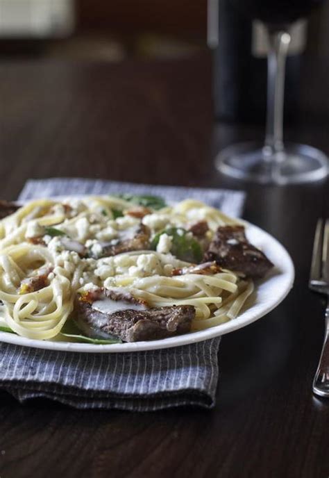 Apparently, they have this at the olive garden, but i have never tried it. Copycat Olive Garden Steak Gorgonzola Alfredo ...