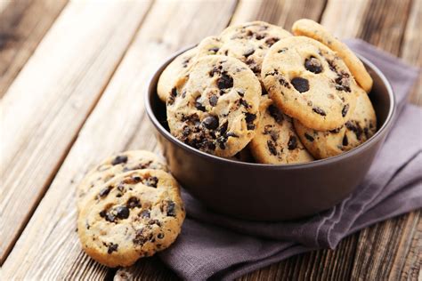 Keep reading for all the tips and tricks 🙂 a few weeks ago i was perusing the interwebs, mainly pinterest, because it's my latest obsession and i spend an inordinate amount of time pinning things that i want to eat, and things that i want at my wedding. Chocolate Chips Cookies (American Cookies) - Rezept ...