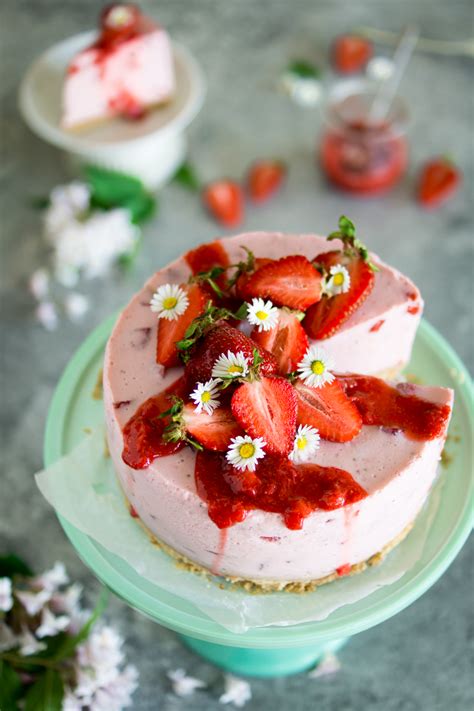 Sommerliche Erdbeer -Joghurt Torte mit Amarettini-Boden