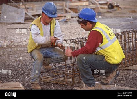 Trabajadores De La Construcción Que Preparan Malla De Refuerzo De Acero