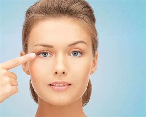 12 Ways To Tighten Wrinkled Eyelids Iron Out Those Folds Dry Skin