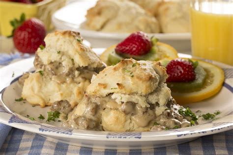 The traditional way to serve faggots is with peas, commonly mushy peas, often accompanied by creamy mashed potatoes and a good dollop of onion gravy. Homemade Biscuits and Gravy | MrFood.com