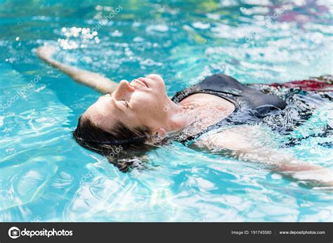 femme profitant l eau dans une piscine image libre de droit par rawpixel © 191745580