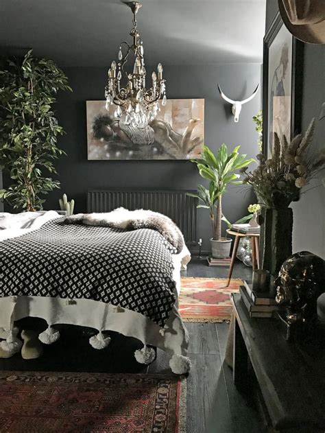 A Dramatic Maximalist London Flat Is Dark Eclectic And Cool In 2020