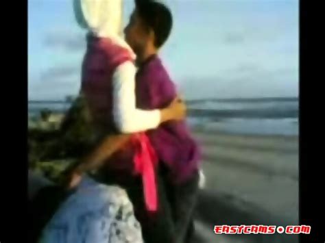 Indonesian Cewek Jilbab Mesum Di Tepi Pantai Eporner