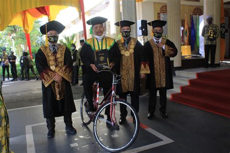 Datang Ke Wisuda Naik Sepeda Mahasiswa Unilak Ini Raih Predikat Dengan