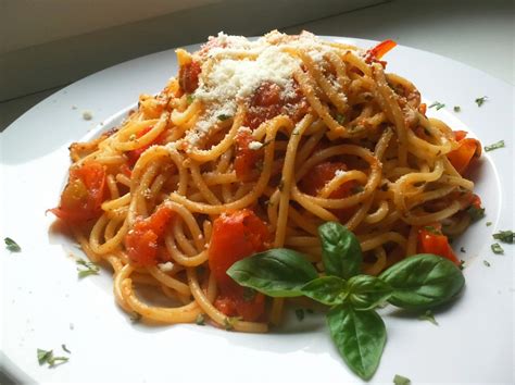 Spaghetti Pomodoro S česnekem čerstvou Bazalkou A Parmazánem Recept