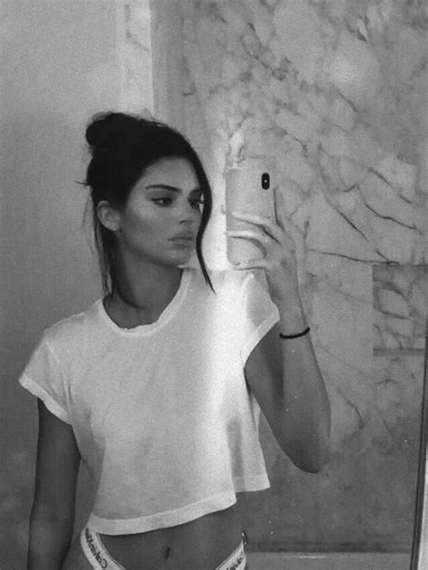 Kendall Jenner Mirror Aesthetic Photo En Noir Blanc Noir