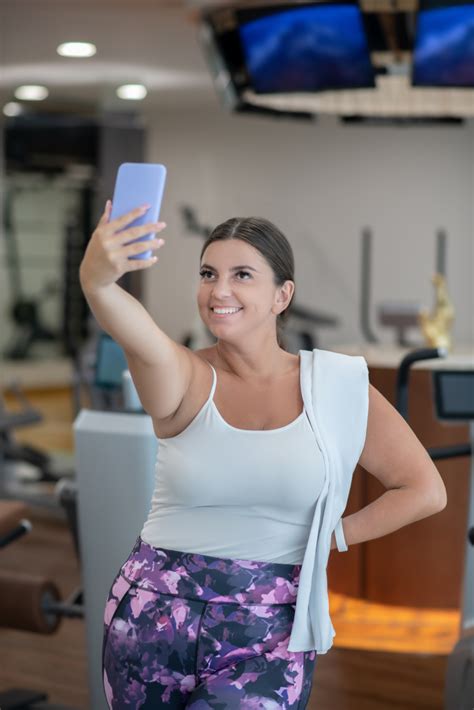 how to take better full body selfies avoid these 6 mirror selfie missteps dolly dowsie