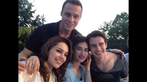 Zeynep può iscriversi allo stesso college privato in cui jale lavora come preside. Güneşi Beklerken-Set Arası - YouTube