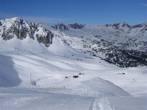 En 2015 tenía 2403 habitantes. Pronóstico de Nieve, Reportes de Nieve & Condiciones de Nieve