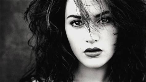 2560x1440 Kate Winslet Black And White Wallpapers 1440p Resolution