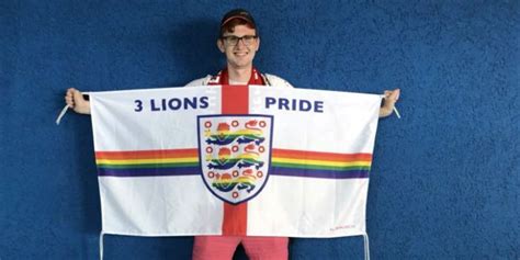 Auch die umweltschutzorganisation greenpeace verwendet das regenbogensymbol auf flaggen, allerdings in form eines siebenfarbigen bogens vor (meist) weißem hintergrund. Fußball-WM: Englischer Fan setzt Regenbogenfahne im ...