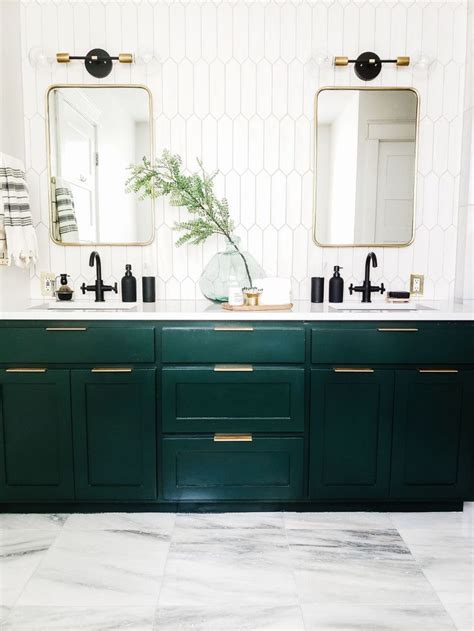 10 Green Bathrooms With Gorgeous Interior Designs In 2021 Green