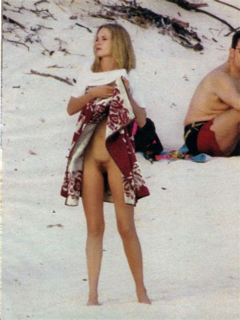 Uma Thurman Desnuda En Beach Babes