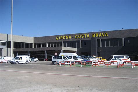 The airport is geolocated at latitude: Port lotniczy Girona | Polonia Barcelona