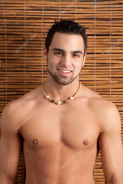 Hombre Atractivo Sin Camisa Frente A La Pantalla De Bambú 2023