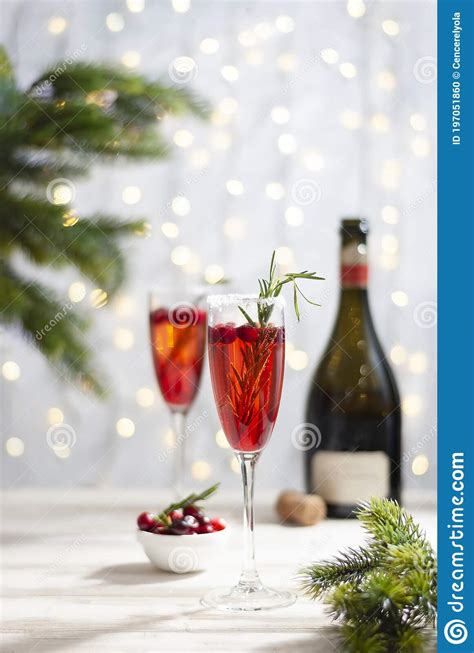 Fill a tall glass with ice. Mimosa Festive Drink For Christmas - Champagne Red ...
