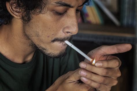 Benarkah Orang Merokok Dianggap Tanda Kedewasaan Bungkus Rokok