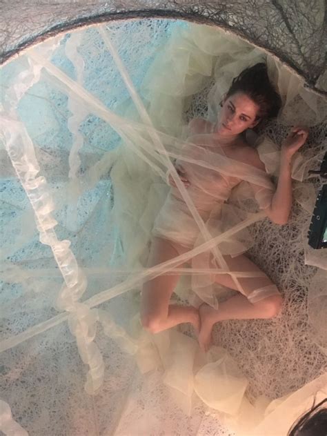 Toutes les photos volées de Kristen Stewart nue et seins nus Whassup