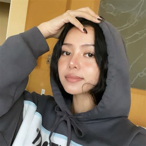 And many believe that she earns a handful because of her popularity. Bella Poarch (TikTok Star) Wikipedia, Bio, Age, Height ...