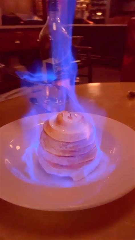 Flaming Baked Alaska Dessert 🍰🍨🔥 Video Yemek Tabağı Sunumu