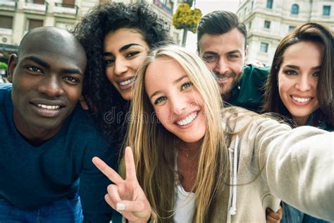 Groupe Multiracial Des Jeunes Prenant Le Selfie Photo Stock Image Du Multiracial Jeunes 93360366
