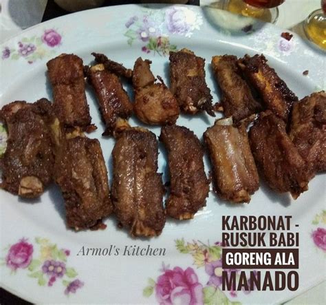 Tunggu beberapa saat hingga minyak goreng panas dan ( baca juga : Karbonat - rusuk babi goreng ala Manado | Resep masakan ...