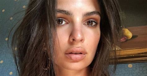 Emily Ratajkowski Strips Completely Nude In Jaw Dropping Expos Daily