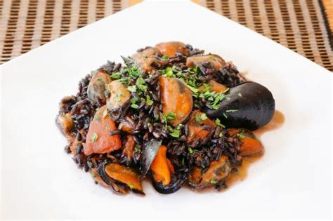 Il riso venere è un particolarissimo tipo di riso, inconfondibile grazie al suo caratteristico colore nero. Riso venere con cozze: la ricetta del piatto povero e ...