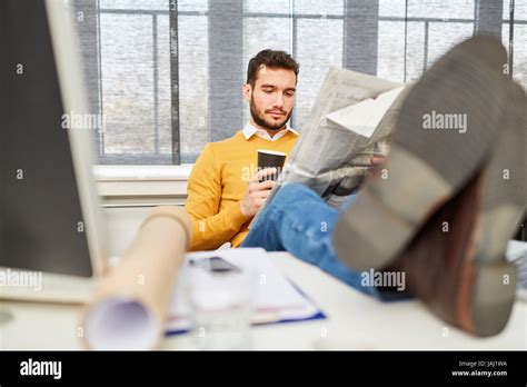 Hombre Leyendo Un Periódico A La Oficina Durante La Pausa Para El Café