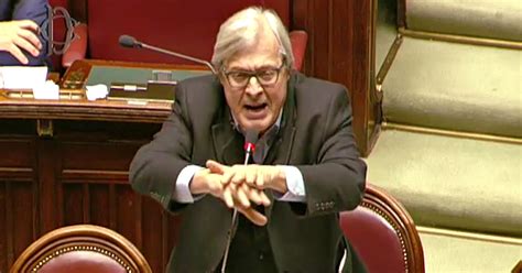 Sgarbi fuori dalla Camera di peso: sui social non si parla d’altro – VIDEO