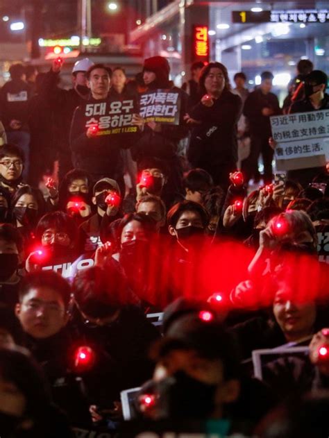 Bawa Laser Pointer Saat Demo Remaja Hong Kong Ditahan