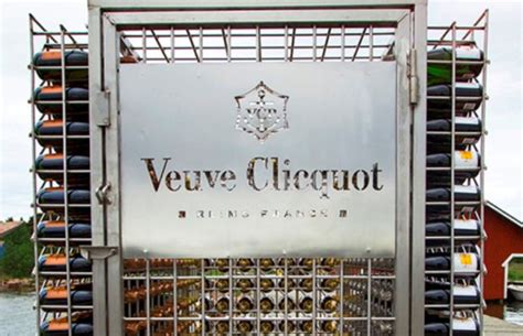 Jetzt in vier filialen entdecken oder einfach online kaufen. „Cellar in the Sea": Veuve Clicquot lagert Champagner auf ...