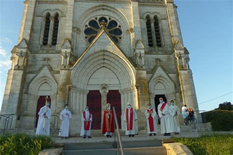 Photos And Vidéo Vigiles De Pentecôte à Neuvizy Leglise Catholique à