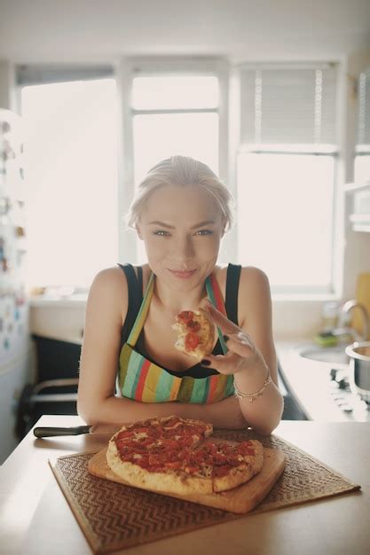 Free Photo Beautiful Girl Eating Tasty Pizza