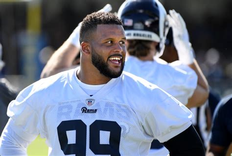 Rams Aaron Donald Embracing The Training Camp Vibe Los Angeles Times
