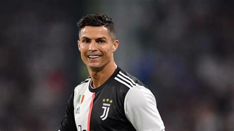 هو لاعب كرة قدم برتغالي يلعب مهاجمًا لنادي يوفنتوس في الدوري الإيطالي و‌منتخب البرتغال. أزمة كبرى داخل يوفنتوس بسبب رونالدو وبيرلو - صحيفة صدى ...