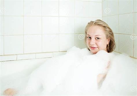 Mädchen In Der Badewanne Stockfoto Bild Von Aktivität 14562548