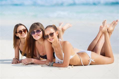 Tres Chicas En Bikini Tomando El Sol Tumbadas En La Arena De Una Playa