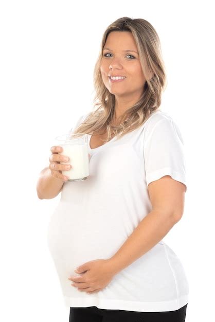 Joven Hermosa Mujer Rubia Embarazada Esperando Bebé Sobre Fondo Blanco Aislado Con Una Sonrisa