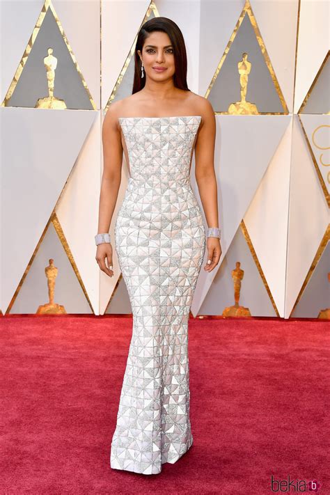 El premio especial del director a toda una vida en televisión se le otorgará a vicky hernández, quien estará acompañada de varios actores de la televisión colombiana que caminarán por la alfombra roja que inicia en la torre del reloj. Priyanka Chopra en la alfombra roja de los Premios Oscar ...