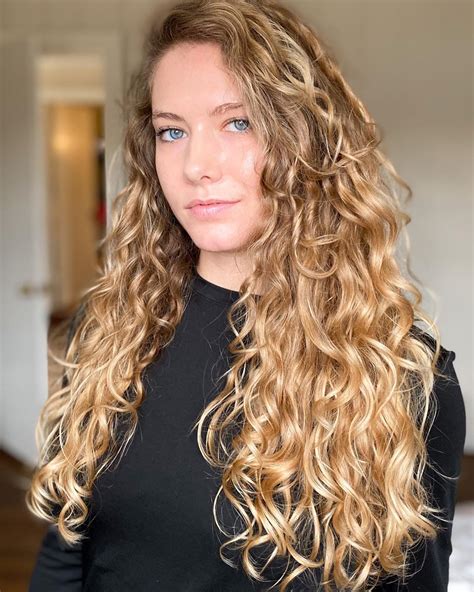 Tricks To Modify The Curly Girl Method For Wavy Hair In