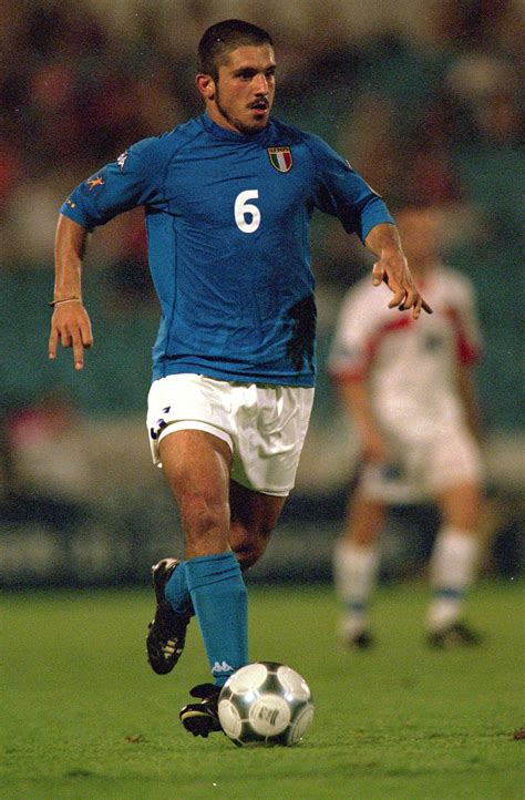 De bien belles images de fraternité sportive. Gennaro Gattuso, Italy, Under 21 Euro 2000 final v Czech ...
