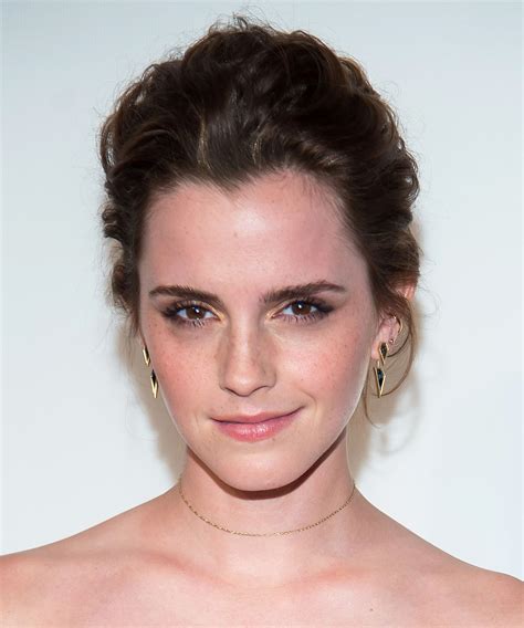 Emma Watson Always Wears These 5 Beauty Trends No One Has Noticed